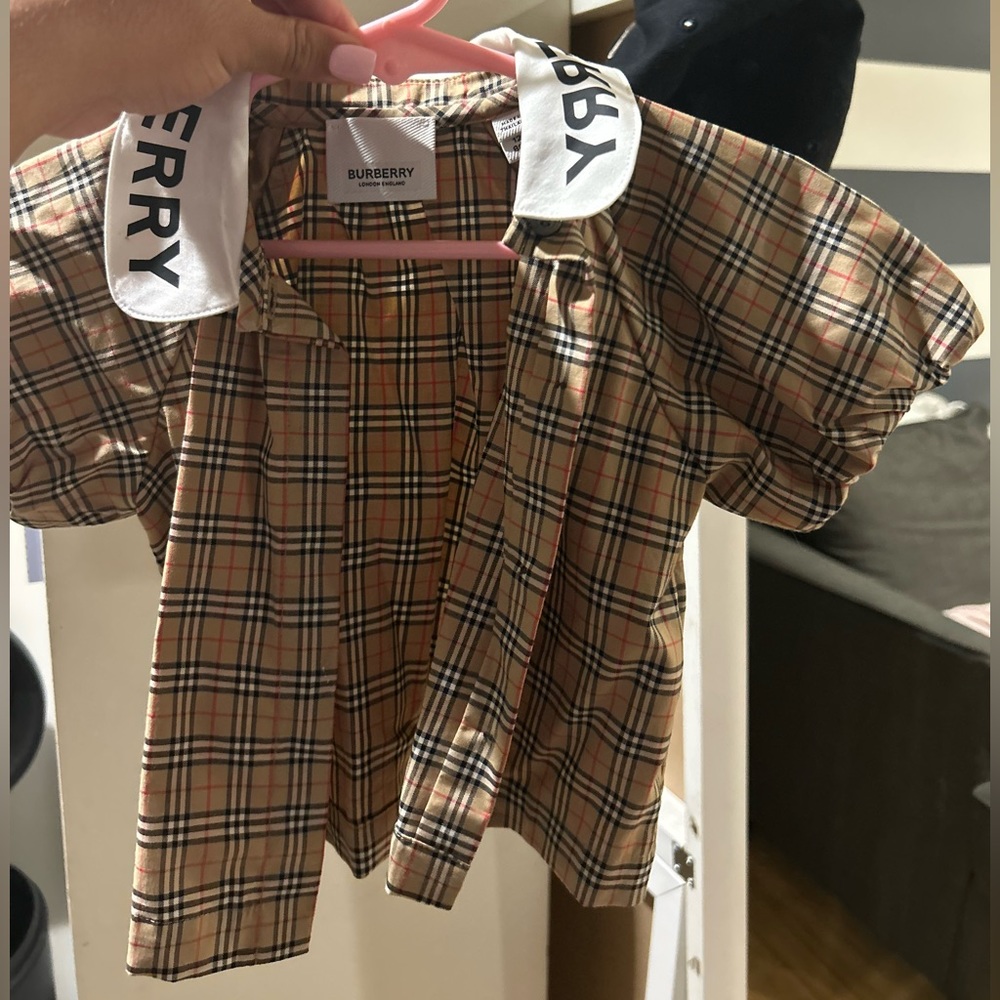 Burberry runs big, this is a 12m top worn once for a couple hours. NEW CONDITION